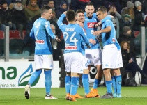 Napoli golea 5-0 al Cagliari y se aferra al liderato de la Serie A