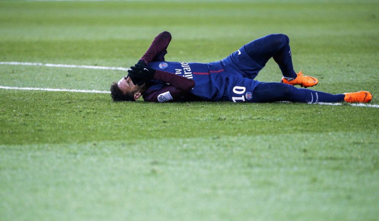 Padre Neymar hijo seis semanas incapacidad: Padre de Neymar asegura que su hijo estará al menos seis semanas fuera
