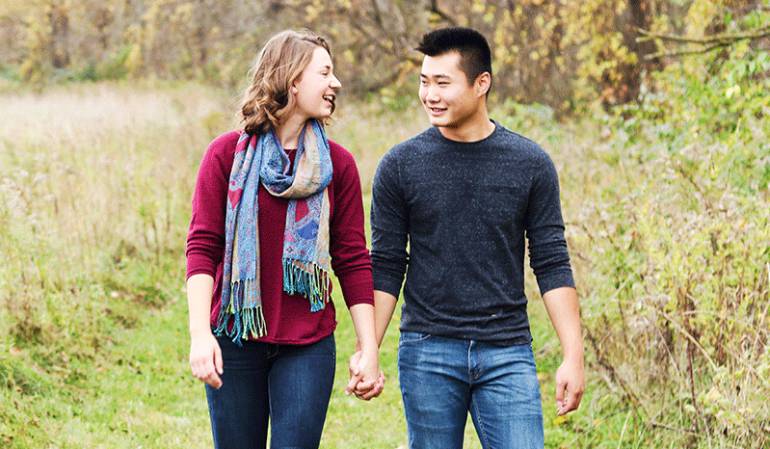 Represent Love: Tinder aboga por las parejas interraciales y pide un emoji