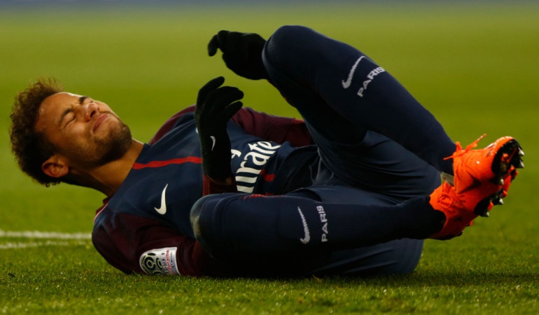 Neymar lesión: Neymar tendrá un ala completa en hospital donde será operado