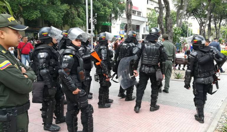 petro atacadado en en cucuta: Con piedras atacan camioneta de Petro en Cúcuta