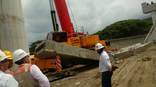 accidente: Falla en grúa genera emergencia en el nuevo puente del Purnio accidente: Falla en grúa genera emergencia en el nuevo puente del Purnio