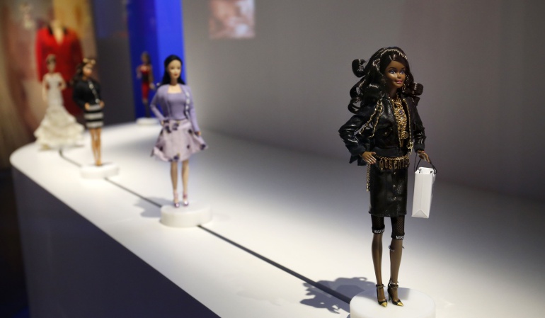 Barbie saca a la venta muñeca de Frida Kahlo: Barbie rinde homenaje a Frida Kahlo y a otras mujeres en su día