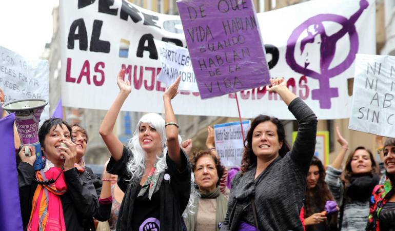 Protestas de mujeres paralizan la movilidad en España