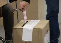Sal a votar y toma café