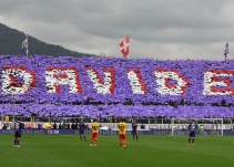 Fiorentina interrumpe su duelo en el minuto 13 para homenajear a Astori