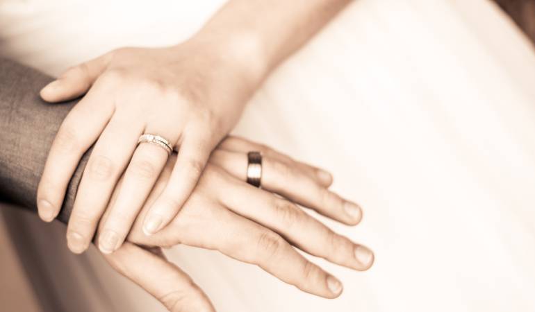 Relaciones de pareja: ¡Acepto! El nuevo piercing con el que sellan el matrimonio