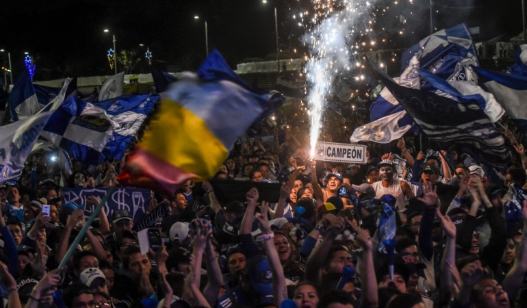Hinchas de Millonarios Obelisco Argentina: Hinchas de Millonarios colman el Obelisco de Argentina
