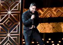 Maluma besa a dos fans en concierto de Romeo Santos