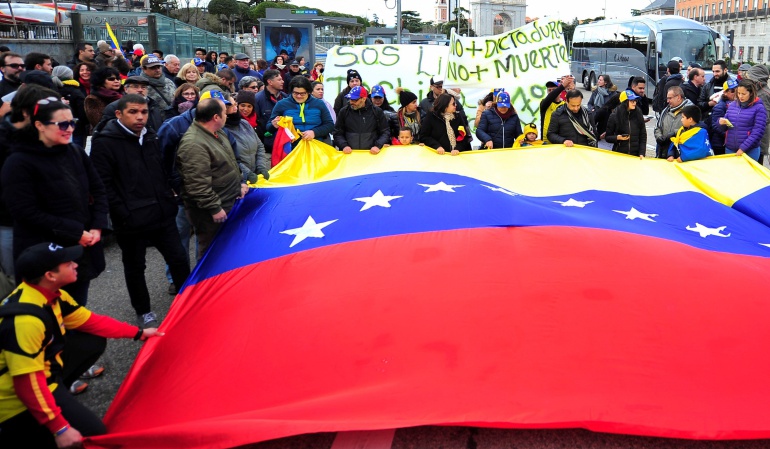 Crisis en Venezuela: Decenas de venezolanos se manifiestan en Madrid contra Maduro