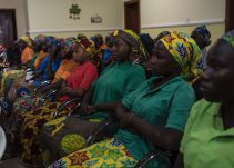 Nigeria confirma la liberación de 76 niñas raptadas por Boko Haram