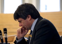 Juez mantiene en prisión a Puigdemont mientras tramita su entrega a España