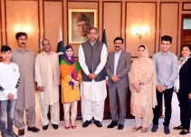 Malala regresa a Pakistán entre lágrimas y reivindicaciones
