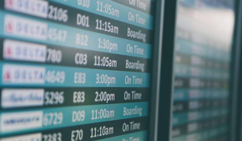 Mexico: Mujer camina semidesnuda por aeropuerto