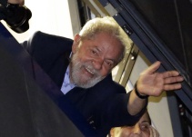 Lula no se entregaría a la Policía en Curitiba