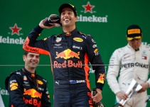 Ricciardo se queda con la victoria en China y se mete en la pelea en la F1