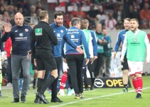 VAR sanciona un penal en el entretiempo y le entrega la victoria al Mainz