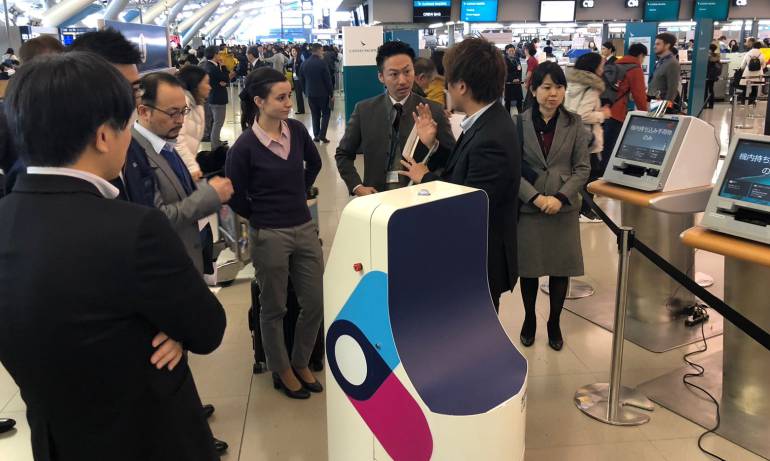 Llega al aeropuerto el Dorado robot de check- in inteligente