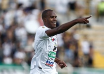 El colombiano Óscar Estupiñán perdió el conocimiento en pleno partido