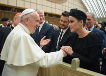 El papa saludó a Katy Perry en el Vaticano