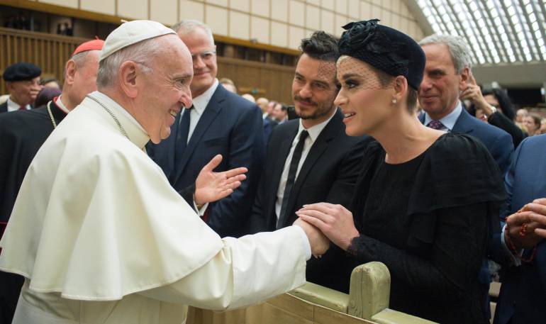Katy Perry: El papa saludó a Katy Perry en el Vaticano