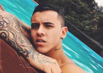 El apasionado beso de una fan a Kevin Roldán