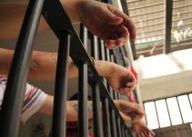 Un conductor a la cárcel por hacer caer a un pasajero