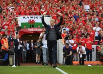 Hinchas del Arsenal despidieron a Wenger en su último juego en el Emirates