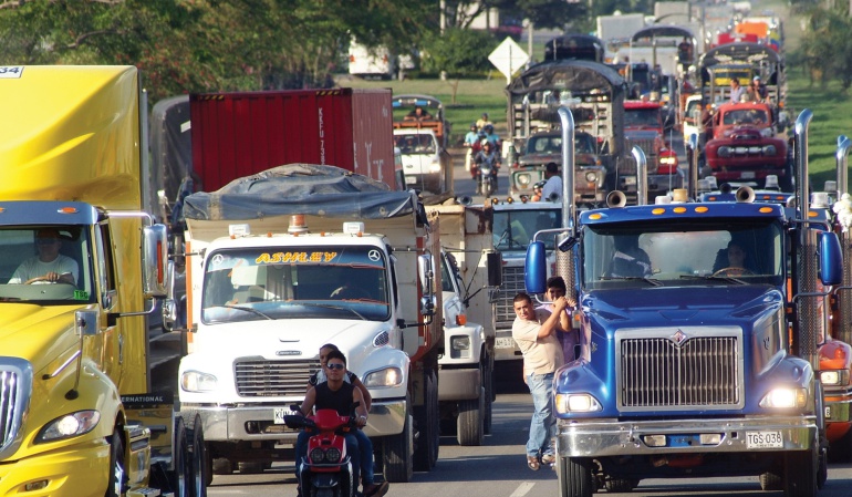 Críticas a las vías 4g por parte del gremio de camioneros: Vías del país terminan en embudos y no parecen las de Suiza: camioneros