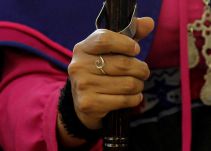 Arrestan a abuela de 95 años por pegarle con chancleta a su nieta de 46