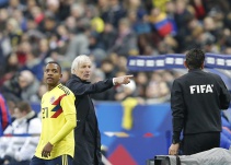 Técnico del Brighton invita a Pékerman a convocar a Izquierdo al Mundial