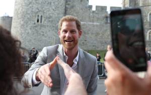 Boda Real Enrique y Meghan Markle: Enrique y Guillermo saludan a la multitud antes de la boda Boda Real Enrique y Meghan Markle: Enrique y Guillermo saludan a la multitud antes de la boda