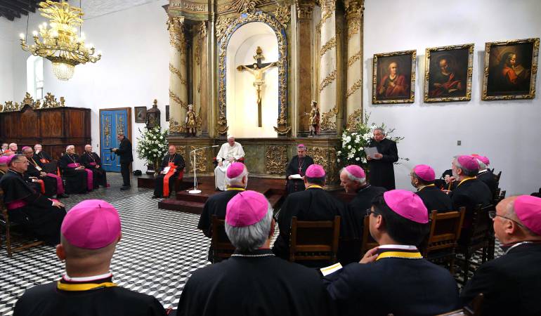 Obispos Chilenos Renunician: Todos los obispos chilenos presentan su renuncia al papa Francisco
