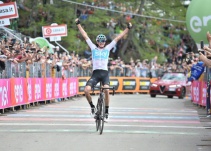 Simon Yates se despide del Giro; Froome, nuevo líder y se acerca al título