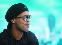 Ronaldinho desmintió la supuesta boda que tendría con dos mujeres