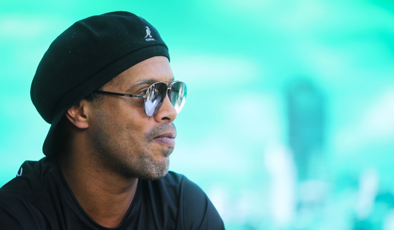 Ronaldinho: Ronaldinho desmintió la supuesta boda que tendría con dos mujeres