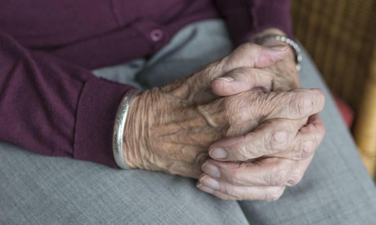Herencia familiar: Parejas o hijos maltratadores podrán ser desheredados