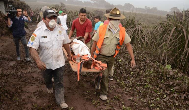 Organismos de socorro atendiendo la emergencia en Guatemala.