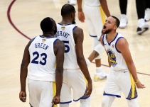 Los Golden State aplastan a los Cavaliers y se coronan campeones de la NBA