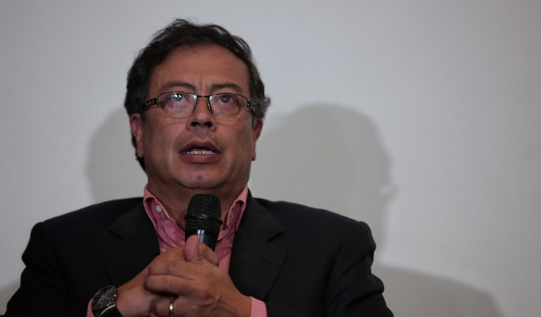 Elecciones presidenciales: Abren investigación contra policías por destruir publicidad de Petro