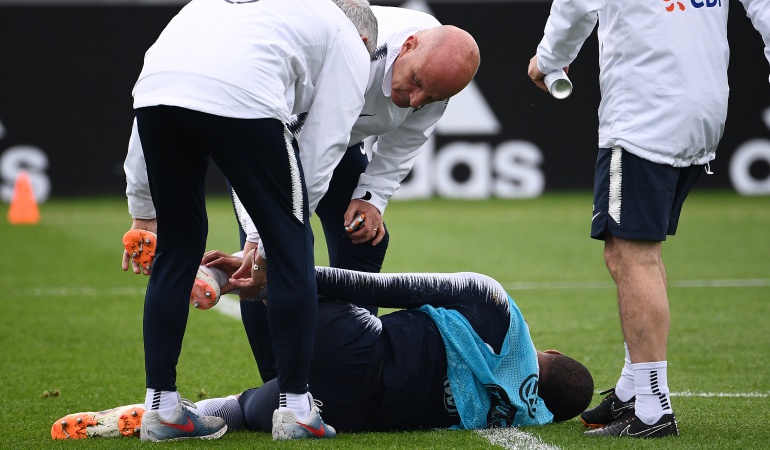 Mundial 2018: Alerta en Francia: Mbappé salió lesionado del entrenamiento