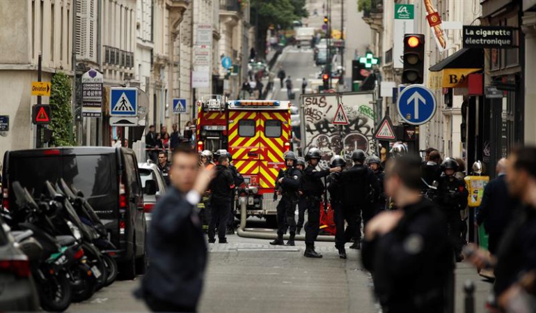 Rehenes en París: Hombre armado retiene dos personas en París pidiendo hablar con el Gobierno
