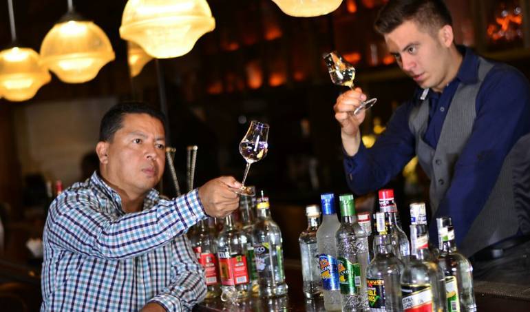 propina en restaurantes: Por ley habrá sanciones a dueños de bares por apropiación de propinas