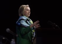 Informe critica actuación de exdirector FBI en investigación sobre Clinton