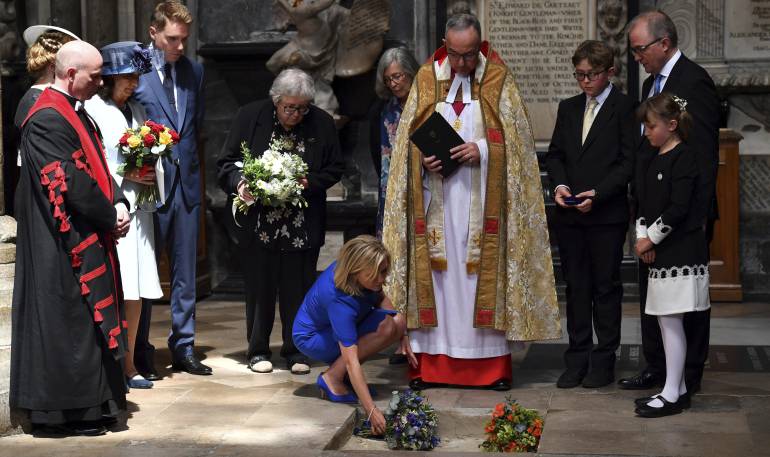 Stephen Hawking: Hawking descansa entre Newton y Darwin y su voz viaja a las estrellas