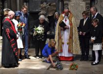 Hawking descansa entre Newton y Darwin y su voz viaja a las estrellas