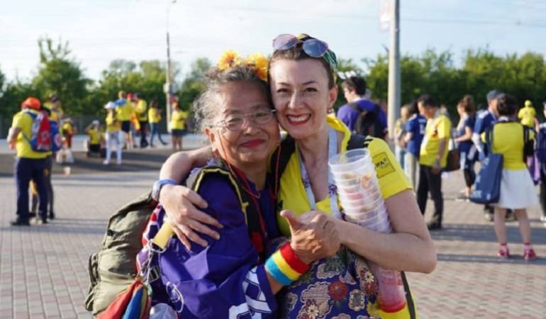 Japonesa le regala un kimono de la suerte a una colombiana: Abuela japonesa regala kimono de la suerte a hincha colombiana