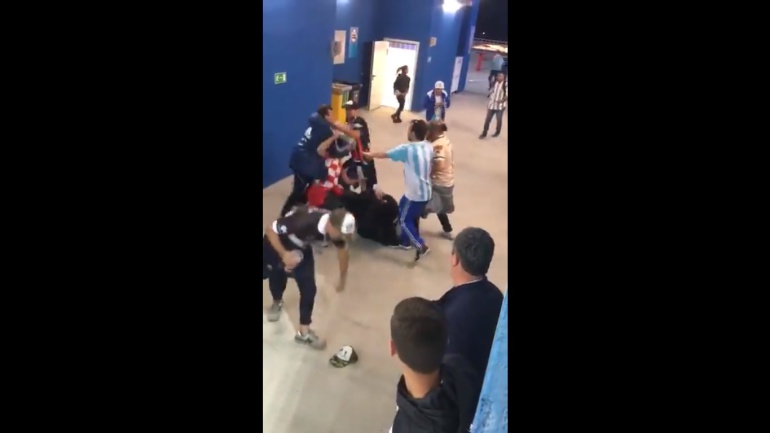 Golpiza aficionados argentinos hinchas croata: Brutal golpiza de aficionados argentinos a hinchas croatas