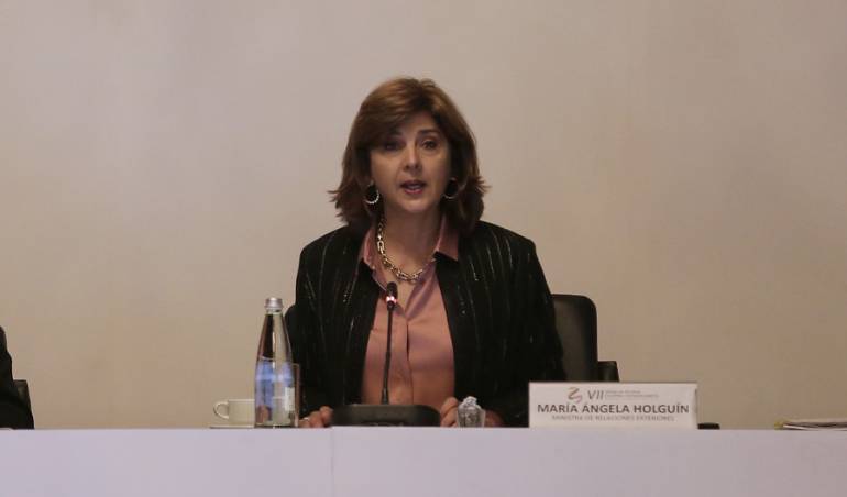 María Ángela Holguín.
