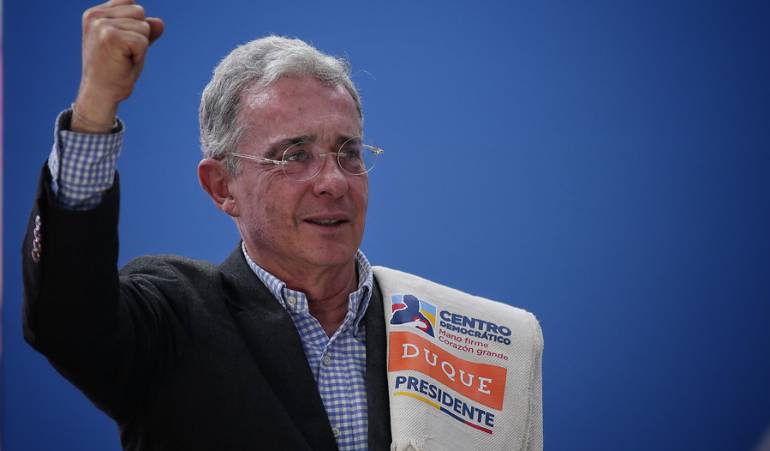 Álvaro Uribe Velez: Uribismo: "Santos no está para dar clases de cómo gobernar"